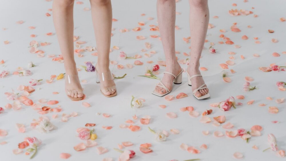 Lekkie obuwie na lato. Jak wybrać wygodne buty na wakacje?