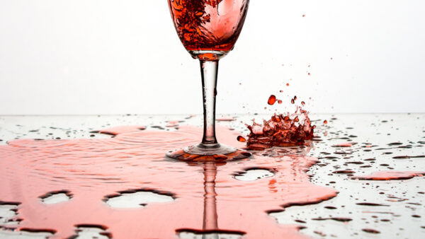 Jak pozbyć się plam z wina?