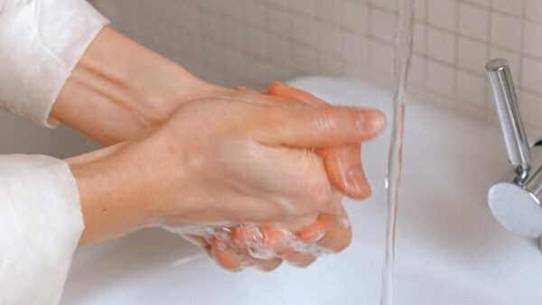 Jak zadbać o suche i podrażnione dłonie zniszczone częstym myciem?