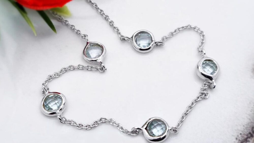 Srebrna biżuteria z akwamarynem – kamieniem marca
